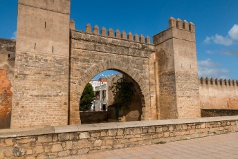 Deze medina werd ook beschermd door stadsmuren, met o.a. deze toegangspoort: Bab Mrissa.