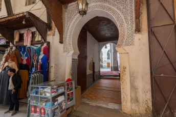 Tussen de winkeltjes in overal ingangen van madrassas (koranscholen) en/of moskeeën.