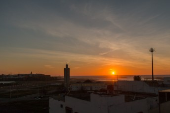 's Avonds op het dakterras genoot ik van de zonsondergang en mijn allereerste Marokkaanse biertje. Een Flag.