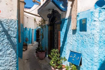 Binnen  de kasba zijn alle huizen blauw/wit geschilderd.