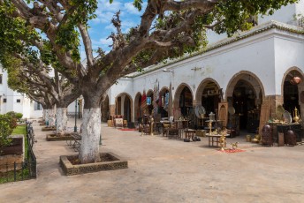 Rondom de rechtbank ligt een bazaar, de prettigste die ik in Marokko ben tegengekomen.