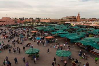 De belangrijkste trekpleister in Marrakesh is dit Djemaa el Fna plein. Met rechts een hele bups kraampjes met goedkoop eten.