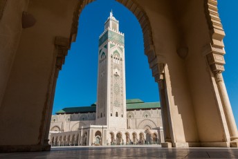 De minaret van deze moskee is de hoogste minaret ter wereld, 210 meter.