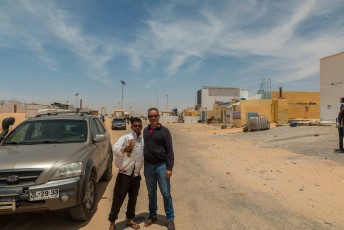 Muhktar hielp me met de papierwinkel op de grens tussen Marokko en Mauritanië. Dat geld in zijn hand had ik op een betere manier kunnen besteden.
