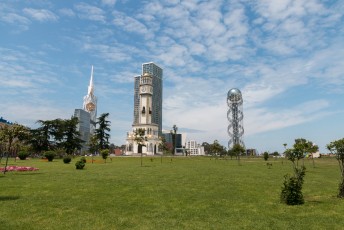 De Chacha (klok) Toren, en de toren rechts met de helix vorm is de alfabet toren ter ere van het Georgische alfabet.