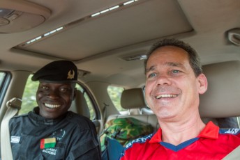 De volgende ochtend liftte Marciano met me mee naar de grens met Senegal, dat scheelt een hoop tijd bij alle checkpoints.