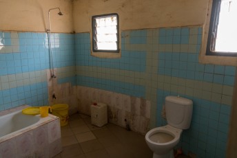 De duurdere kamers hadden inderdaad een en-suite, maar dan wel met bucket douche. Ook toiletbrillen zijn in Afrika vaak niet voorhanden.