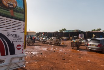 Dit is hoe een bus/truck-stop er in Mali uitziet.