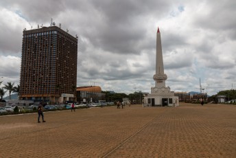 Het centrale plein in Yaoundé met de onafhankelijkheids obelisk.