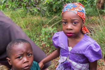 In Nigeria wonen vele verschillende stammen, sommige met typerende littekens in het gezicht. En vlakbij de grens deze moslim stam, waarvan de meisjes al jong zwaar opgemaakt het werk doen.