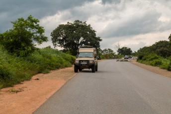 Achter de Landcruiser zie je één van de honderden checkpoints waar ke in Nigeria langs moet.