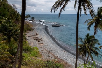 Aangezien het vulkanische eilanden zijn, bestaan de meeste stranden uit zwart gesteente.