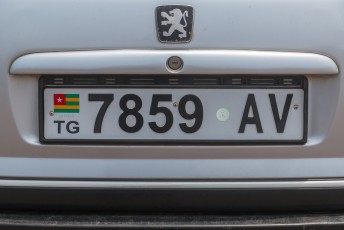 De nummerplaten in Togo met de nationale 4-kleur.