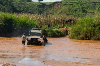 Het eerste riviertje waar we door moesten was meteen de moeilijkste. Zo'n Landcruiser met wooncabine is zo zwaar dat hij snel vast komt te zitten. Deze Nigerianen staan er de hele dag om auto's eruit te duwen.