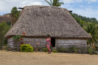 En de Fijinese vrouwen lopen meestal in vrolijke kleuren.
