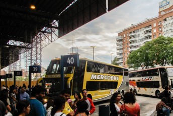 wachten op de bus naar Porto Alegre