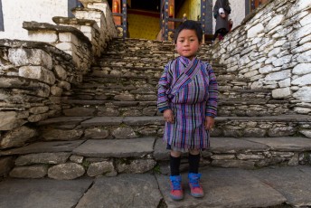 Jong en oud, een Bhutanees moet in klederdracht naar tempels en overheidsgebouwen.