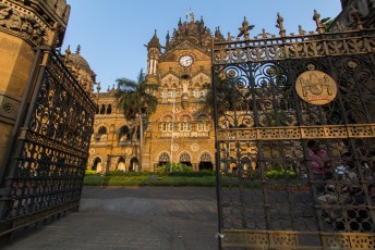 Chhatrapati Shivaji Terminus Railway Station maar dan op de foto met een hek, veel mooier zo.