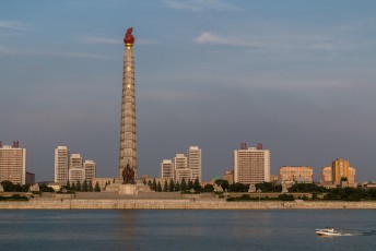 De Juche toren, ter ere van het Juche idee van Kim Il-Sung. Dit idee komt er op neer dat het land volledig zelfvoorzienend moet zijn.