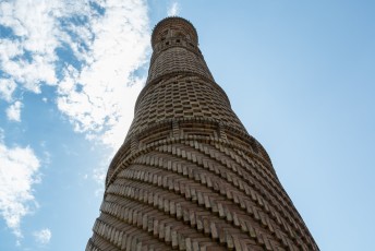 De minaret bij het Khazrat-i-Shokh mausoleum. Elke verdieping is uitgevoerd in een ander metselwerk motief.