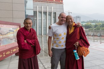 De volgende stop op de route was Xining, bij het Tibet museum wilden een paar monniken heel graag met mij op de foto.