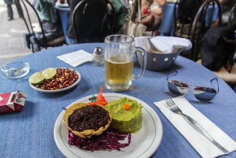 Oaxaca is in Mexico beroemd om zijn heerlijke eten, hier bijv. gemalen sprinkhanen met guacemole