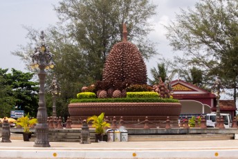 het monument voor de Durian (stinkfruit) in Kampot