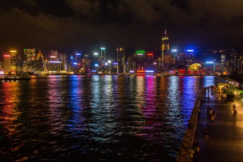 De skyline van Hong Kong island net na de symphony of lights show.