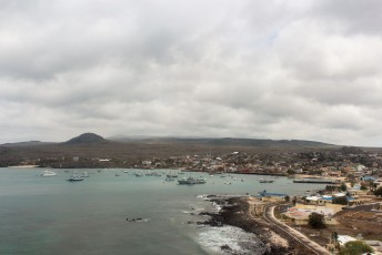 De landing op de luchthaven van San Cristobal, één van de eilanden van de Galapagos archipel.
