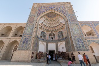 De ingang van de Abdul Aziz Khan Madrassa.