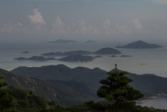 Uitzicht vanaf het standbeeld over de Zuid Chinese zee.