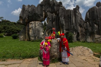 Bij elke toeristische attractie verhuren ze originele klederdracht voor een foto, zijn Chinezen gek op.
