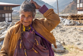 Een Bhutanese vrouw uit het dorp.