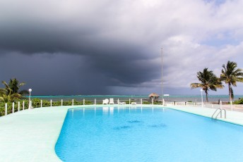 Maar direct na aankomst pakten donkere wolken zich samen boven ons zwembad.