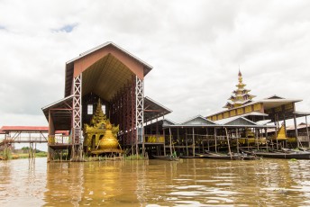 de buddha beelden uit de pagoda gaan één keer per jaar op reis met deze boot langs alle dorpen