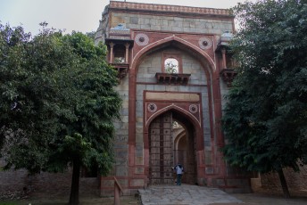 Op het terrein vind je ook de tombe van Isa Khan Niyazi.