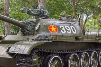 Met tank 390 die als eerste het paleis binnenreed en feitelijk de oorlog beëindigde.