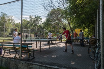 Het centrum van Almaty stikt van de parken en die hebben ook allemaal voorzieningen om te ontspannen, zoals hier pingpong tafels.