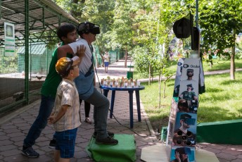 In Rusland had ik ze ook al zien staan met een Oculus Rift, maar in Almaty toch maar een keer uitgeprobeerd. Een ritje in de achtbaan, dood en dood eng.