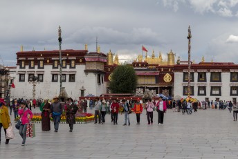 De Jokhang tempel op het Barkhor plein. De straat eromheen is Barkhor straat.