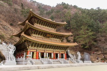 Met bovenaan deze hal ter ere van Sangwol Wongak die na de 2e wereldoorlog het tempelcomplex in ere herstelde.