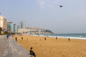 Het brede strand van Busan, helaas was het wat aan de frisse kant.