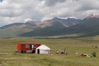 Maar aangezien ze allemaal een keet bij de yurt hadden die niet verplaatsbaar leek zijn ze minder nomadisch dan vroeger denk ik.