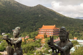Boeddha zelf heeft uitzicht op het Po Lin klooster.