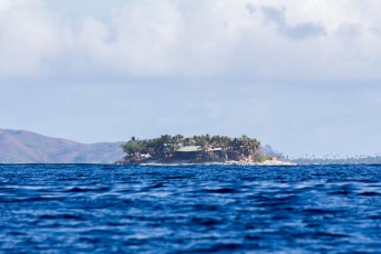 Dit is Tavarua eiland, de eigenaar had wat autoriteiten omgekocht zodat hij de Cloudbreak surfbreak in eigendom had exclusief voor zijn gasten.