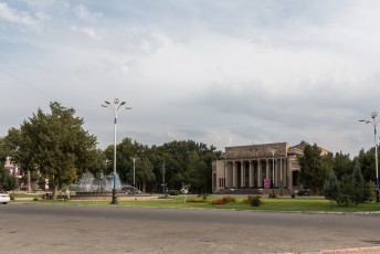Het operagebouw tegenover de citadel in Choedzjand.