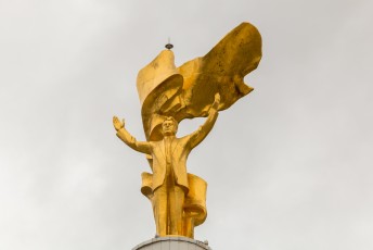 Bovenop staat uiteraard een gouden standbeeld van Niyazov de eerste president. Vroeger draaide het standbeeld met de zon mee.