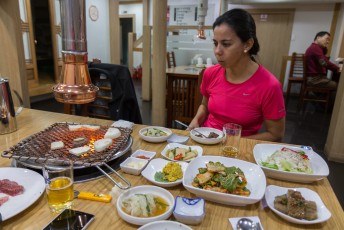 Ook met Lucía maar weer zo'n traditionele Koreaanse grilmaaltijd naar binnen gewerkt. Onze mening: te veel groente, te weinig vlees.