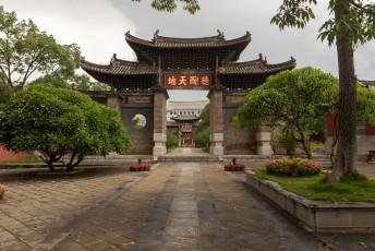 De Oost en de West poort van de tempel.