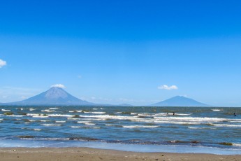 Van San Juan ga ik via het meer van Nicaragua, met het vulkaneneiland Ometepe, naar Rivas.